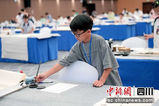 选手正在进行书法创作。 德阳市委宣传部供图 选手正在进行书法创作。 德阳市委宣传部供图