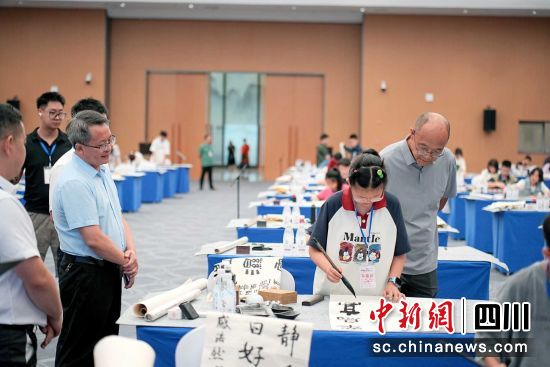 选手正在进行书法创作。 德阳市委宣传部供图 选手正在进行书法创作。 德阳市委宣传部供图