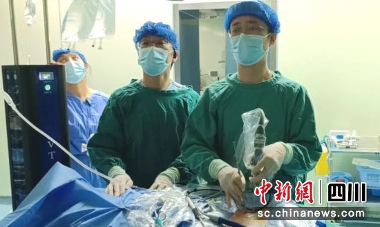 医生正在进行手术。成都市第三人民医院宣传统战部 供图 医生正在进行手术。成都市第三人民医院宣传统战部 供图