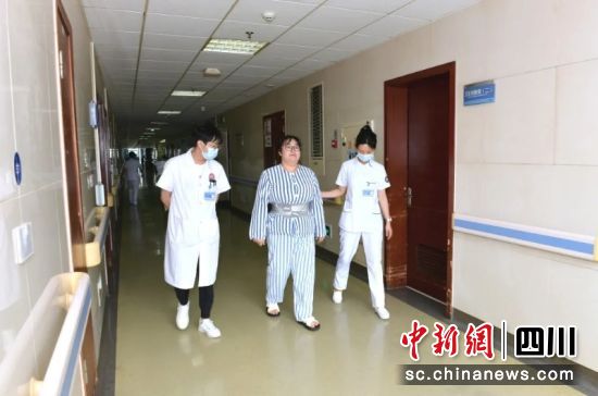 手术第二天即可下床走路了。成都市第三人民医院宣传统战部 供图 手术第二天即可下床走路了。成都市第三人民医院宣传统战部 供图