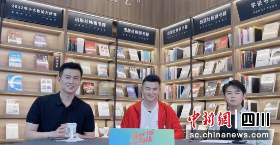 许秀涛和主持人詹博源及训练营志愿者张云迪在新网银行直播间。新网银行供图 许秀涛和主持人詹博源及训练营志愿者张云迪在新网银行直播间。新网银行供图