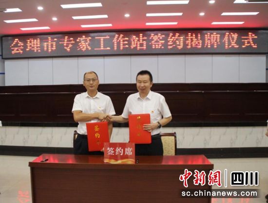 签约现场。朱莉摄 签约现场。朱莉摄