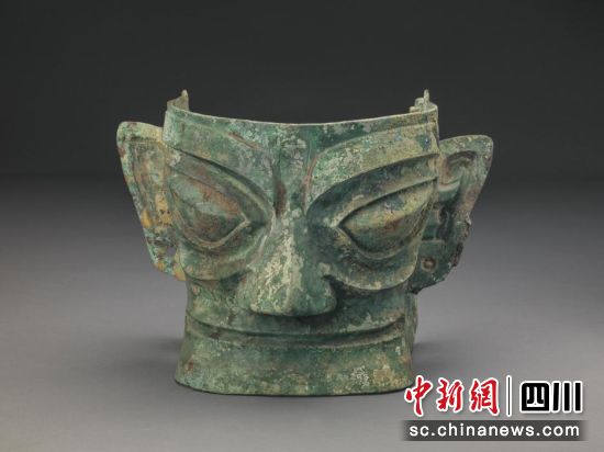 三星堆博物馆收藏的商代铜人面具。(四川博物院 供图) 三星堆博物馆收藏的商代铜人面具。(四川博物院 供图)