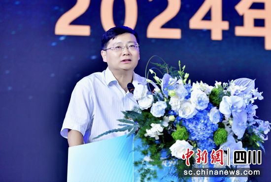 著名经济学家、如是金融研究院院长管清友做精彩演讲。论坛组委会 供图 著名经济学家、如是金融研究院院长管清友做精彩演讲。论坛组委会 供图