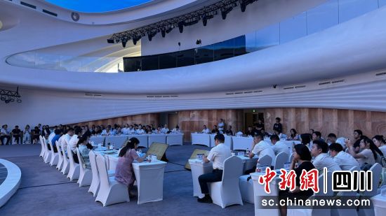 座谈会现场。泰山 摄 座谈会现场。泰山 摄