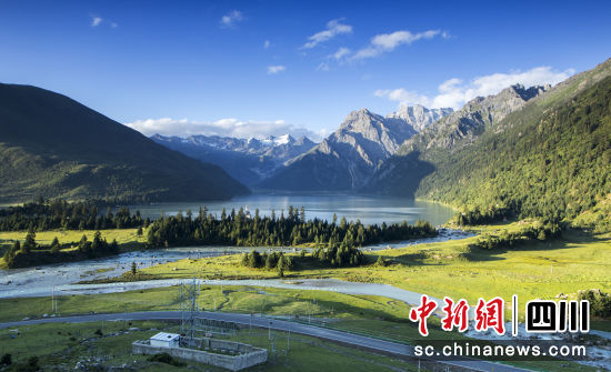 玉龙拉措美景。(甘孜州文化广播电视和旅游局 供图) 玉龙拉措美景。(甘孜州文化广播电视和旅游局 供图)