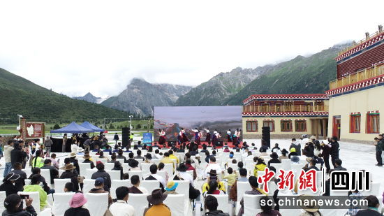 景区开园仪式。(甘孜州文化广播电视和旅游局 供图) 景区开园仪式。(甘孜州文化广播电视和旅游局 供图)