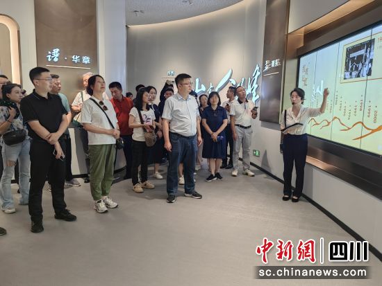 盟员们参加现场教学现场。钟翔 摄 盟员们参加现场教学现场。钟翔 摄