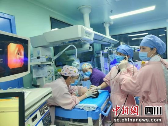 成妇儿呼吸内科纤支镜团队为小新行支气管镜检查及治疗。成妇儿供图 成妇儿呼吸内科纤支镜团队为小新行支气管镜检查及治疗。成妇儿供图