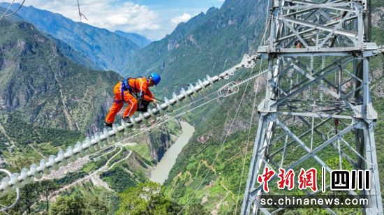 应急抢修人员正在500千伏西锦三线50号塔开展验收作业。李威 摄 应急抢修人员正在500千伏西锦三线50号塔开展验收作业。李威 摄