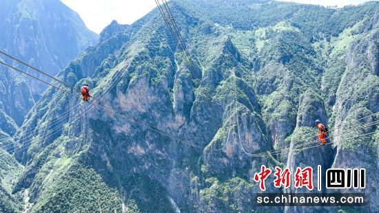 应急抢修人员正在500千伏西锦三线49号至50号塔跨雅砻江区段开展走线验收工作。李威 摄 应急抢修人员正在500千伏西锦三线49号至50号塔跨雅砻江区段开展走线验收工作。李威 摄