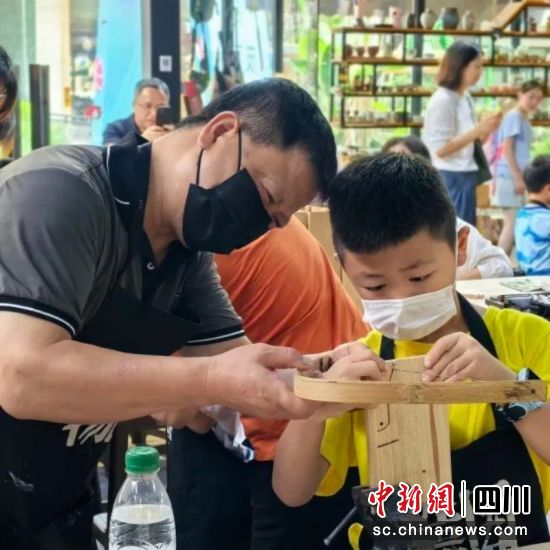 正在制作木制品。成都市第三人民医院 供图 正在制作木制品。成都市第三人民医院 供图