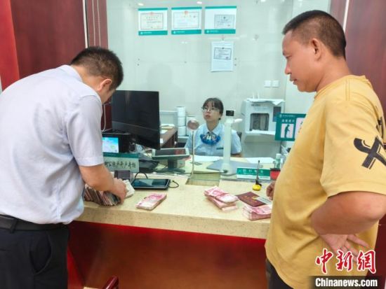 邓先生带着钞票来到银行网点。康定大渡河支行 供图 邓先生带着钞票来到银行网点。康定大渡河支行 供图