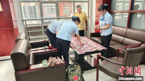 网点员工清理受损钞票。康定大渡河支行 供图 网点员工清理受损钞票。康定大渡河支行 供图