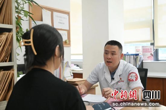 四川省成都大学临床医学院、附属医院产科主任王齐尔正在跟孕妇沟通。安源 摄 四川省成都大学临床医学院、附属医院产科主任王齐尔正在跟孕妇沟通。安源 摄