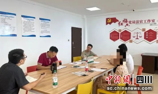 法官开展医患纠纷调解。贡井融媒 供图 法官开展医患纠纷调解。贡井融媒 供图