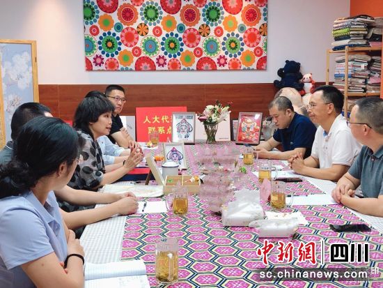 座谈交流。成华区侨联 供图 座谈交流。成华区侨联 供图