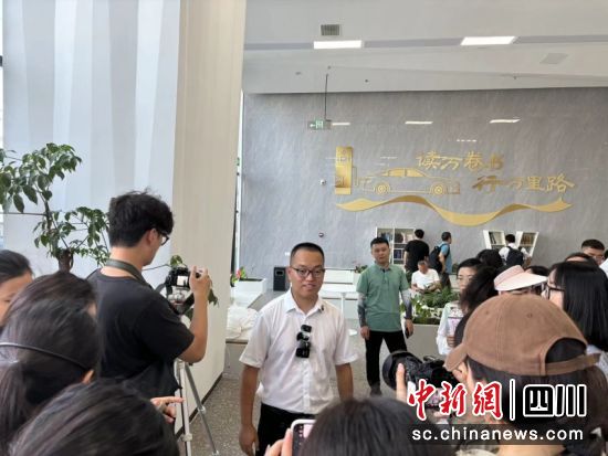 正在接受媒体采访。宜宾市委宣传部 供图 正在接受媒体采访。宜宾市委宣传部 供图
