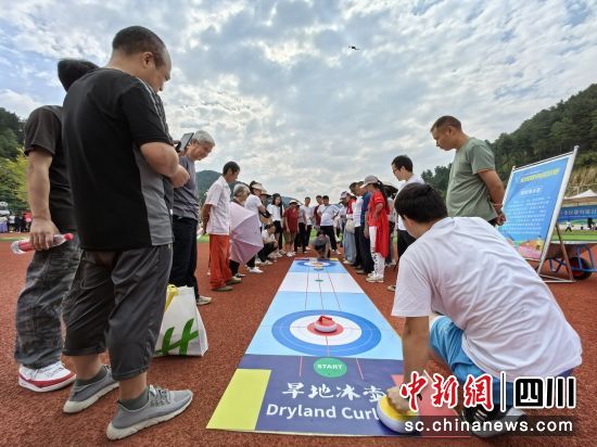 旱地冰壶比赛现场。苗志勇 摄 旱地冰壶比赛现场。苗志勇 摄