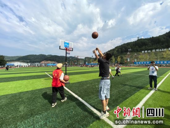 投篮挑战赛现场。苗志勇 摄 投篮挑战赛现场。苗志勇 摄