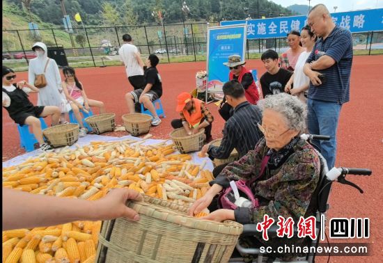 86岁的冰婆婆参加搓玉米比赛。苗志勇 摄 86岁的冰婆婆参加搓玉米比赛。苗志勇 摄
