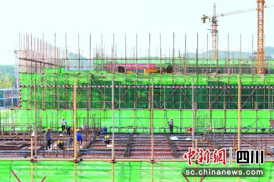 工业园区标准化厂房建设忙。彭圣洲 摄 工业园区标准化厂房建设忙。彭圣洲 摄
