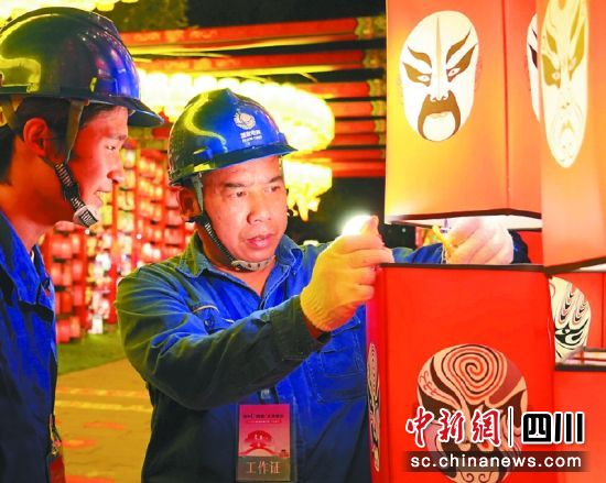 电力工人对相如故城景观灯进行安全检查。吕欢 摄 电力工人对相如故城景观灯进行安全检查。吕欢 摄