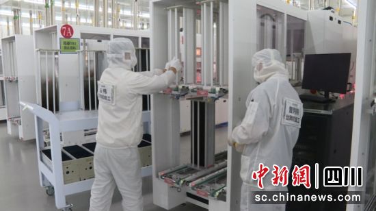 生产车间的工作人员。何海翔 摄 生产车间的工作人员。何海翔 摄