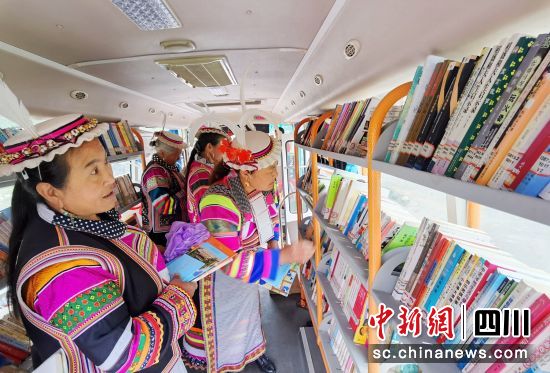 流动图书车开进村寨。 平武县委宣传部供图 流动图书车开进村寨。 平武县委宣传部供图