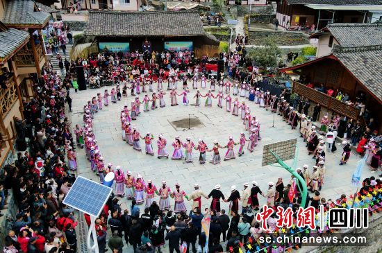 白马藏族群众跳圆圆舞。 平武县委宣传部供图 白马藏族群众跳圆圆舞。 平武县委宣传部供图