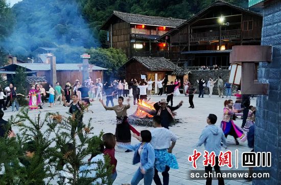 游客在白马扒昔加古寨游玩。 平武县委宣传部供图 游客在白马扒昔加古寨游玩。 平武县委宣传部供图