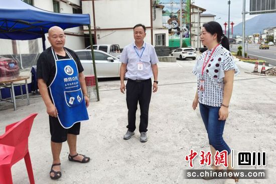 人大代表走访群众。周公山人大 供图 人大代表走访群众。周公山人大 供图