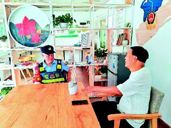 何光鸿利用在阳光花城警民驿站休息的时间与执勤民警交流 何光鸿利用在阳光花城警民驿站休息的时间与执勤民警交流