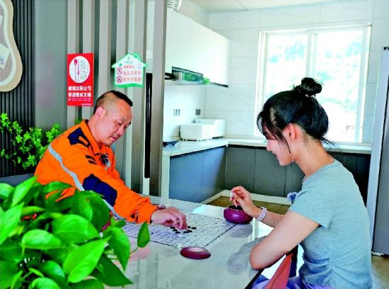 余敏在工会驿站下棋小憩 记者邓孝禹摄 余敏在工会驿站下棋小憩 记者邓孝禹摄