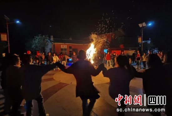 开心舞起来。宜宾市委统战部 供图 开心舞起来。宜宾市委统战部 供图