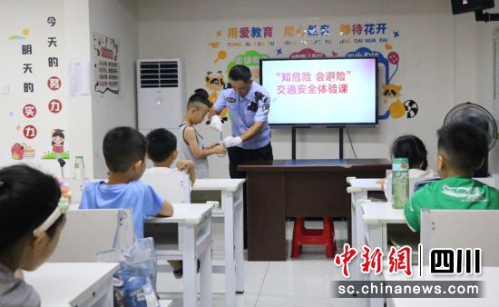 宣传活动现场。沿滩交警 供图 宣传活动现场。沿滩交警 供图
