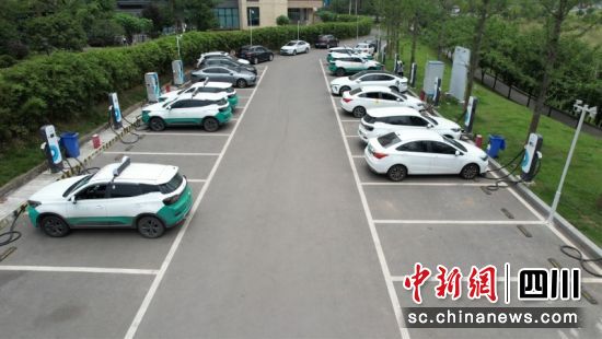 新能源车正在充电站内充电。龙怡 摄 新能源车正在充电站内充电。龙怡 摄