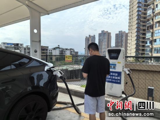 新能源车主正在充电。龙怡 摄 新能源车主正在充电。龙怡 摄