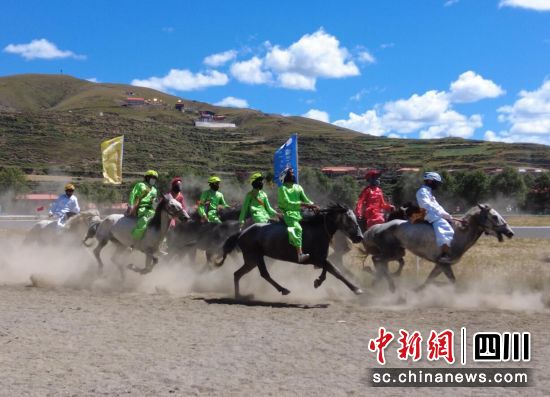 赛马会现场。壤塘县委宣传部供图 赛马会现场。壤塘县委宣传部供图