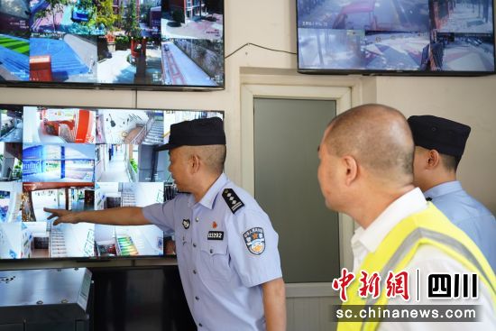 绵阳科新公安护航开学季安全。 绵阳科新公安供图 绵阳科新公安护航开学季安全。 绵阳科新公安供图