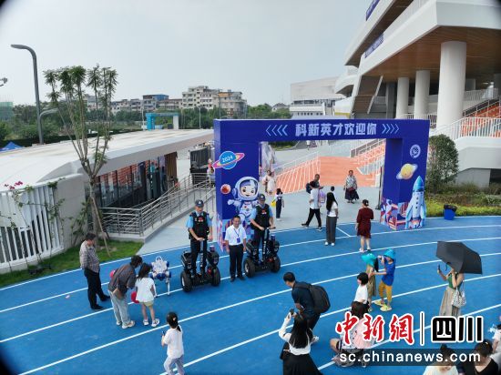 巡逻机器狗配合巡逻民警开展“静态驻勤、动态巡逻”工作。 绵阳科新公安供图 巡逻机器狗配合巡逻民警开展“静态驻勤、动态巡逻”工作。 绵阳科新公安供图