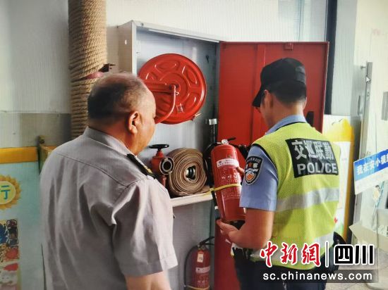 消防设施排查。 绵阳市公安局特巡警支队巡逻五大队供图 消防设施排查。 绵阳市公安局特巡警支队巡逻五大队供图