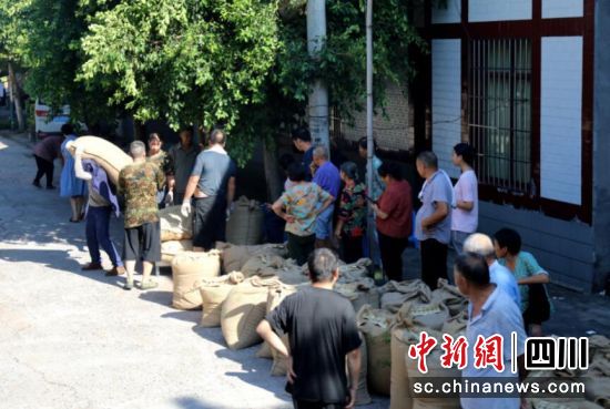高粱集中回收点,村民们排队等候,订单高粱收购工作有序开展。谢汶萍 摄 高粱集中回收点,村民们排队等候,订单高粱收购工作有序开展。谢汶萍 摄
