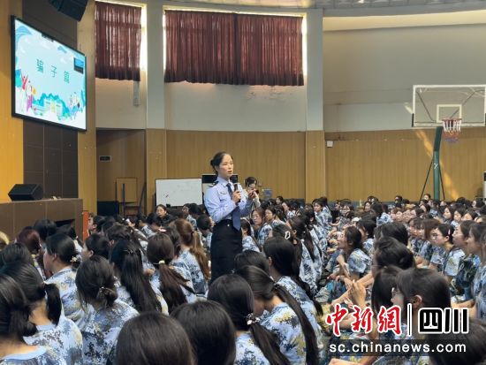 游仙公安法治进校园活动走进绵阳城市学院。 游仙公安供图 游仙公安法治进校园活动走进绵阳城市学院。 游仙公安供图
