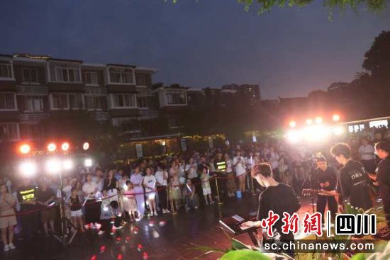 热闹的活动现场。陈静 摄 热闹的活动现场。陈静 摄
