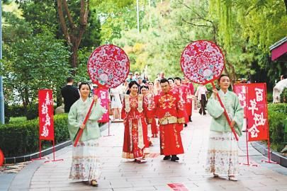 9月8日,在京川籍务工就业青年举行集体婚礼。 省政府驻北京办事处供图 9月8日,在京川籍务工就业青年举行集体婚礼。 省政府驻北京办事处供图