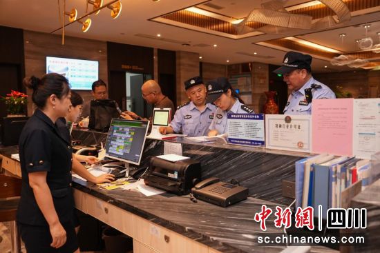 游仙公安开展夏夜治安巡查宣防第三次集中统一行动。 游仙公安供图 游仙公安开展夏夜治安巡查宣防第三次集中统一行动。 游仙公安供图