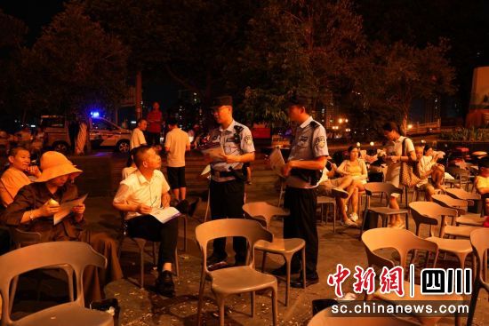 游仙公安开展夏夜治安巡查宣防第三次集中统一行动。 游仙公安供图 游仙公安开展夏夜治安巡查宣防第三次集中统一行动。 游仙公安供图