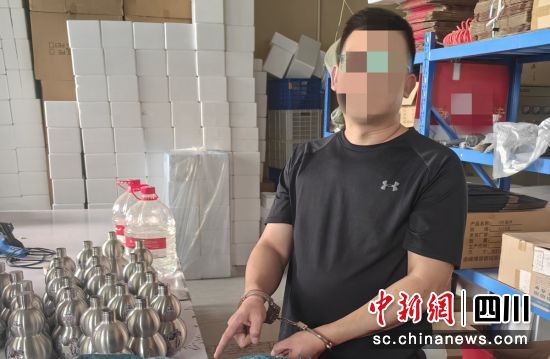 犯罪嫌疑人指认作案现场。自贡高新警方 供图 犯罪嫌疑人指认作案现场。自贡高新警方 供图