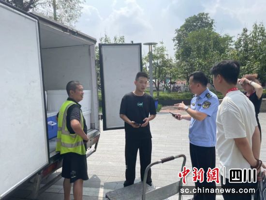 执法人员现场检查。向龙 摄 执法人员现场检查。向龙 摄
